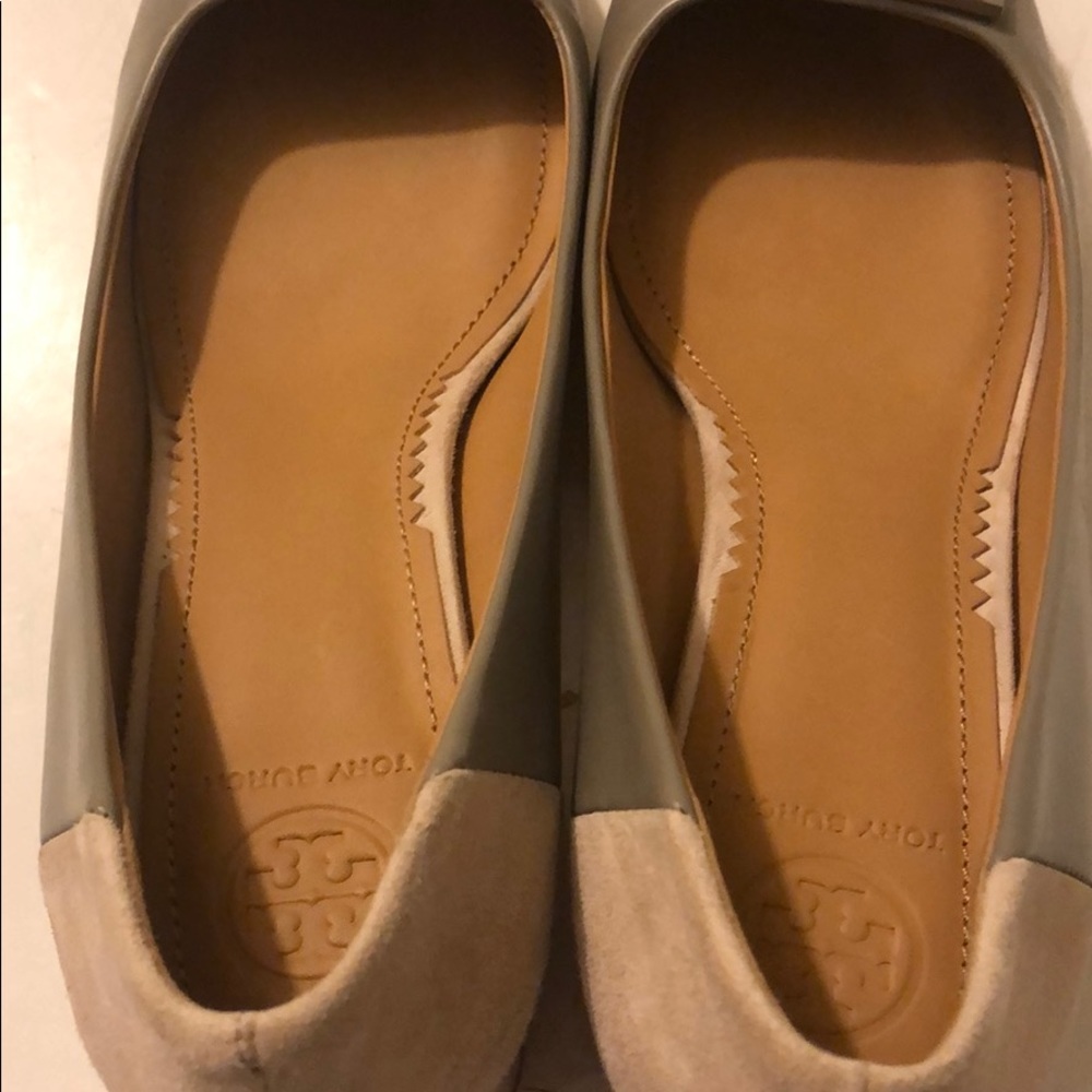 Tory Burch Gigi Rounded-Toe Flat - Picture 5 of 5
